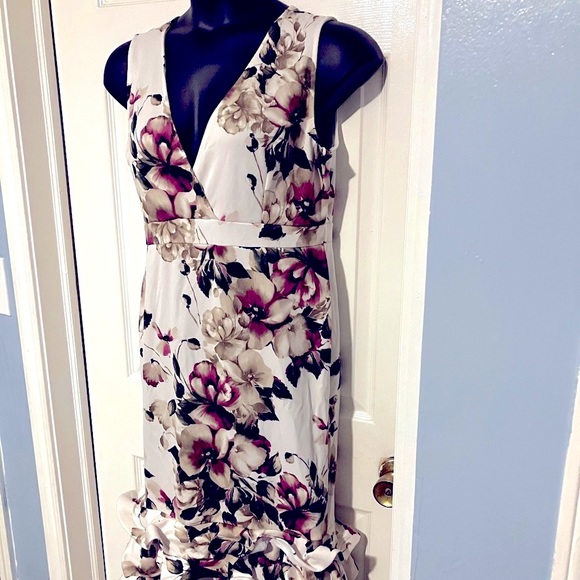 Forever 21 Floral Peplum Dress - Picture 2 of 4